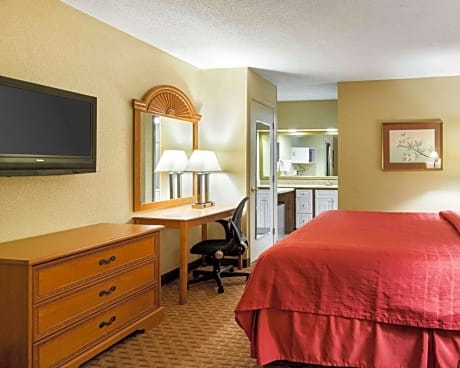 1 King Bed, Smoking, Accessible