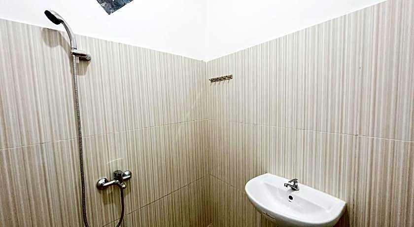 RedDoorz Near Makam Bung Karno Blitar