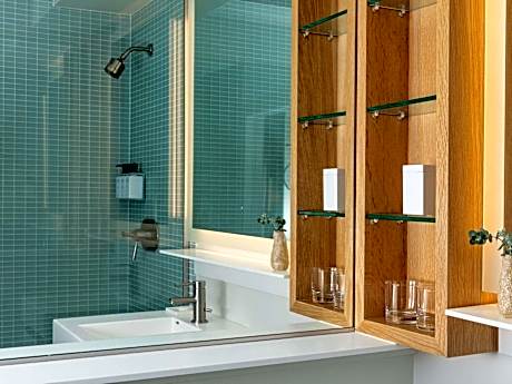 Corner One Bedroom Suite with Cityview