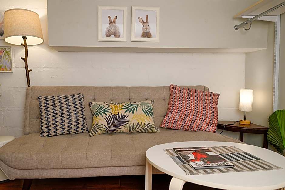 Charming Basement Suite with Private Entrance Near Subway, Koreatown & UofT