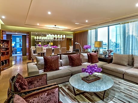 KING PRESIDENTIAL SUITE 137 SQM/SEP LIVING-DINING RM//WIFI/HSIA BATHTUB- W/ WINDOW/40 INCH HDMI HDTV