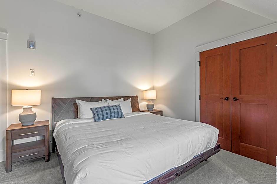 Elevated Penthouse Condo managed by Little Sister Getaways