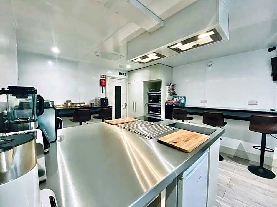 Apt 03 Beachside Beauty Central Studio Steps from Cafes