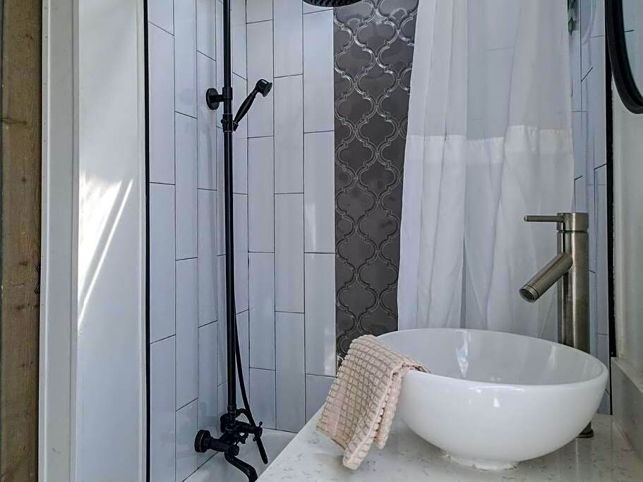 Wildflower Wanderlust-Glamping st 1885 Farms