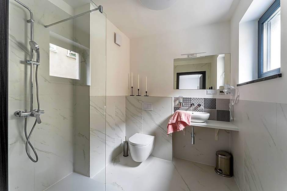 Apart House, Tylna 20