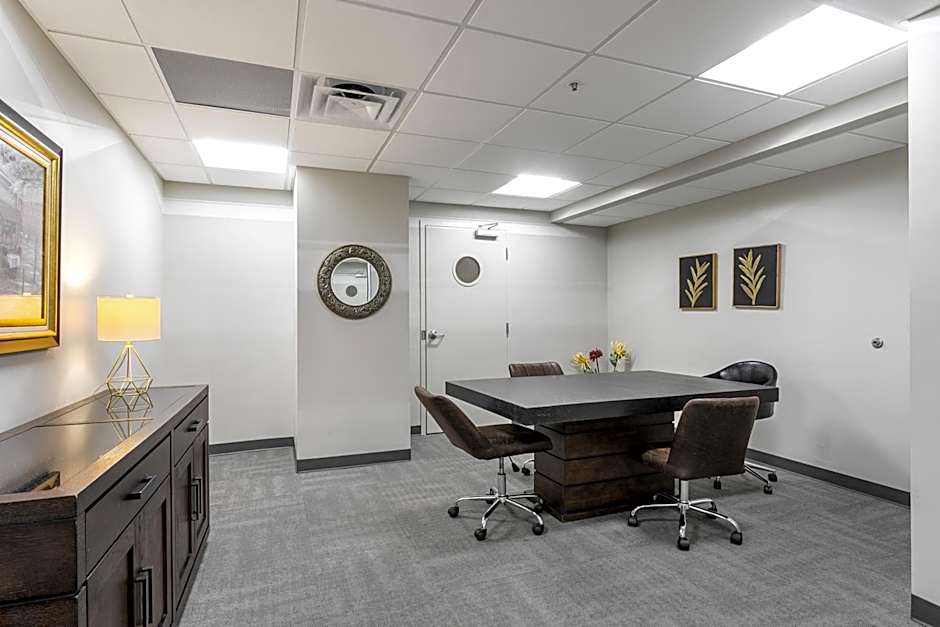 Spacious 4BR Luxury Condo Steps to French Quarter