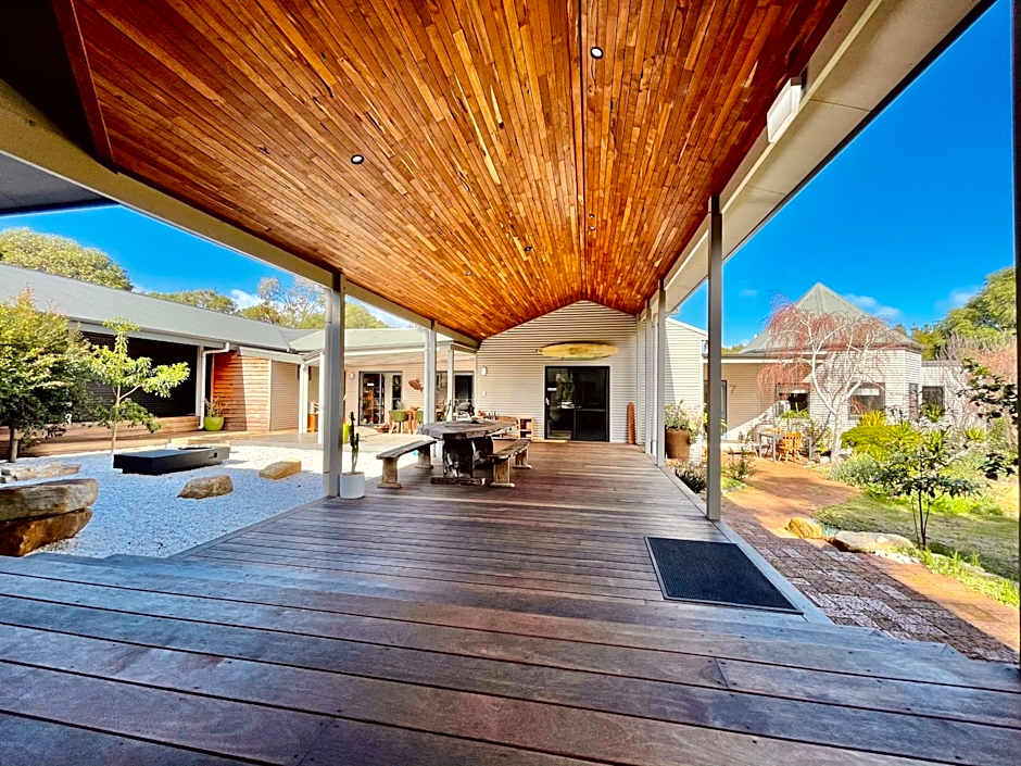 Grape Juice Retreat Rustic romantic gateway 5mins to beaches & town