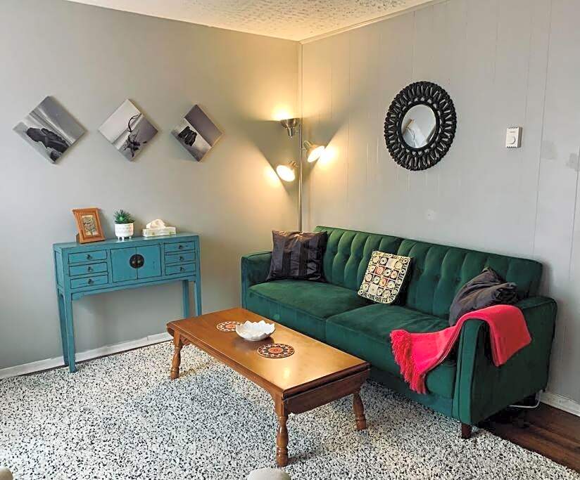 Cozy 2-BDRM, Mid Floor, Backyard