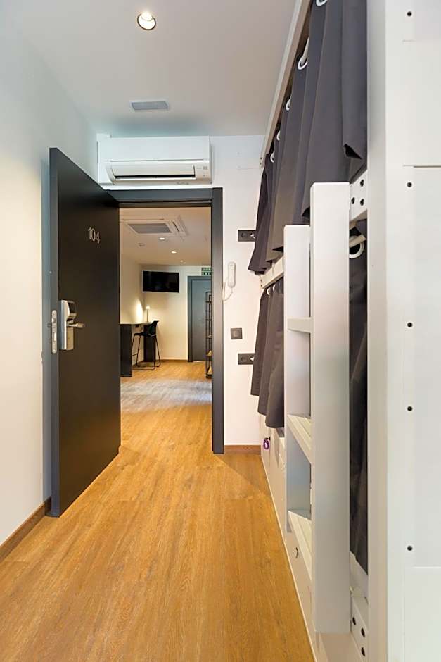 Airhostel Barcelona Airport 24h