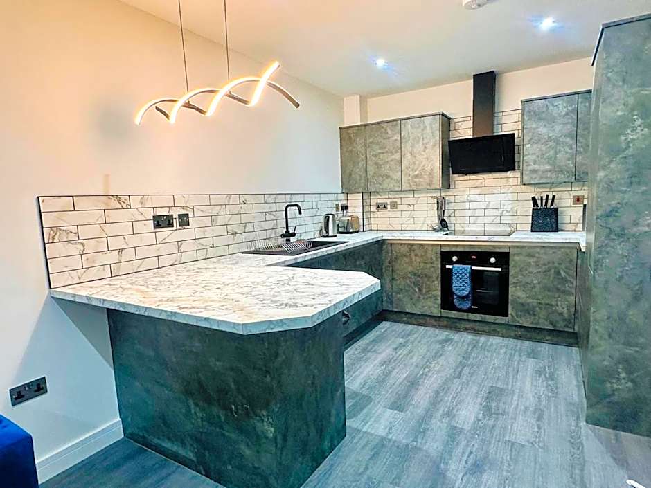 Spacious 2 Bedroom Modern Apartments - Central Location - Free Parking - Smart TV - Washer Dryer - Built for Contractors, Consultants and Work Teams