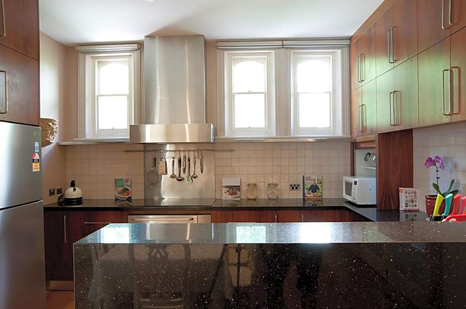 Lowena Cafe and Accommodation