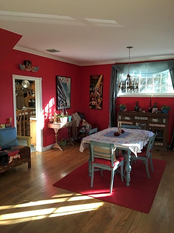 Elaine's Hollywood Bed & Breakfast