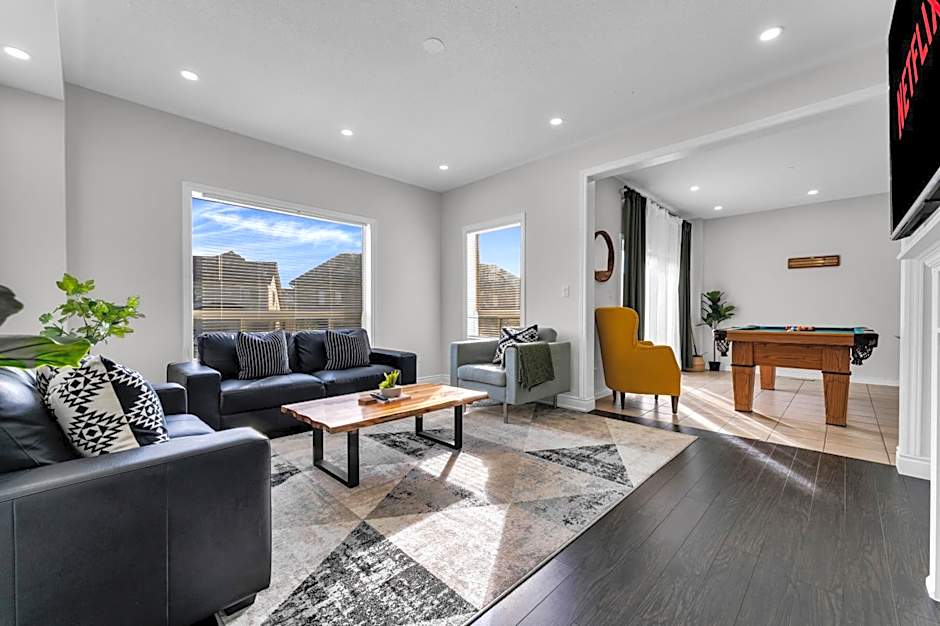 Oshawa Family Haven - Luxury 7BR Villa with Cozy Fireplaces & Hot Tub