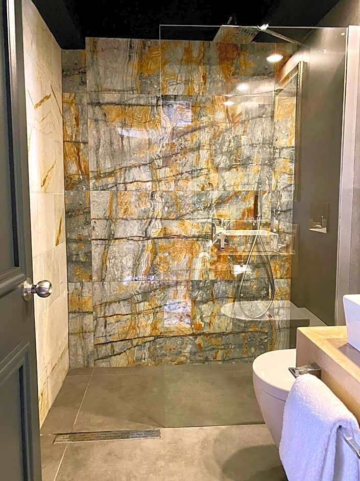 LAUR HOTELS Experience & Elegance