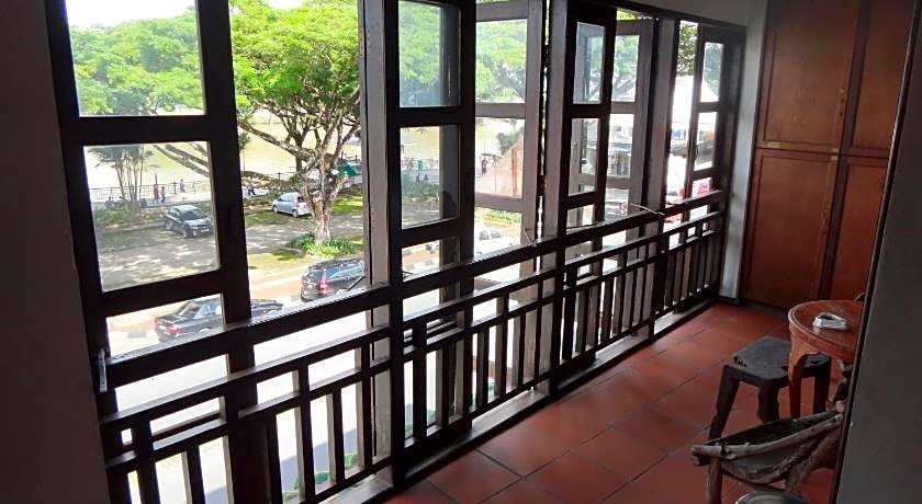 Kuching Waterfront Lodge