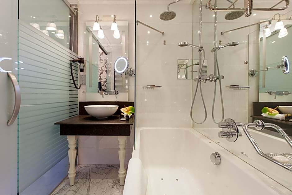 Amsterdam Canal Hotel