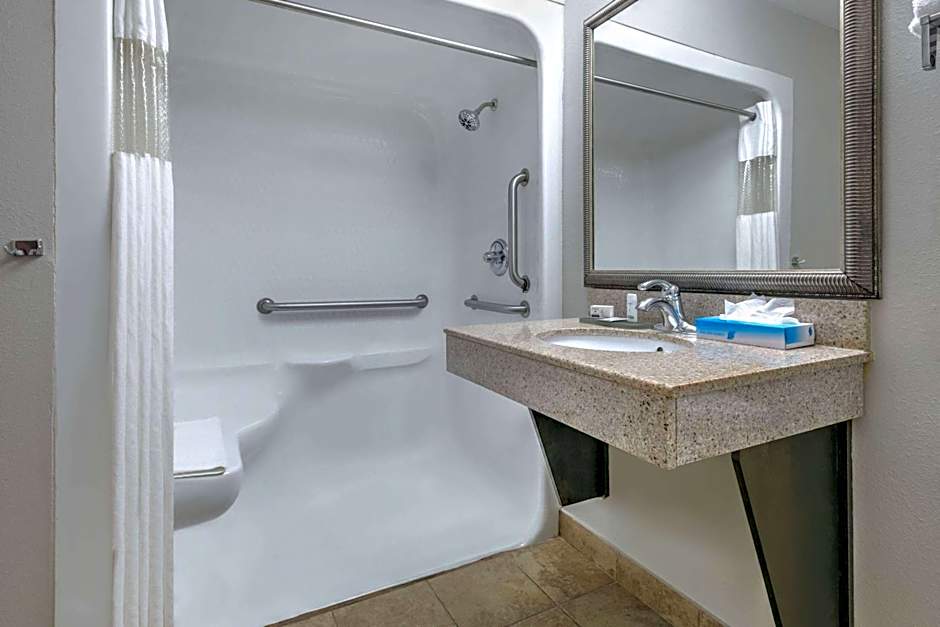 La Quinta Inn & Suites by Wyndham Tulsa Airport