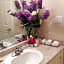 Helen's House / Close to Skytrain and Airport
