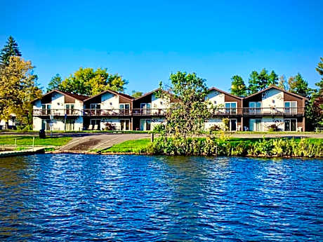 Bridge Inn Tomahawk -1st Floor, 2 Queen Size Bed, Walkout, River View