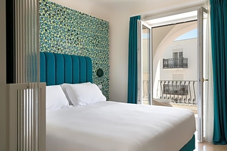 Junior Suite with Partial Sea View