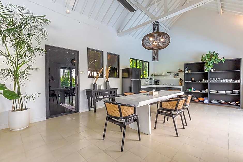 Elegant 3 BR villa huge pool in central Canggu
