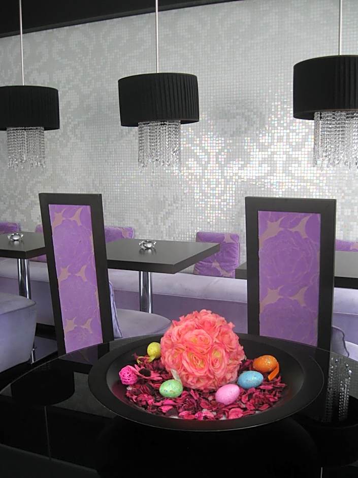 Hotel In - Lounge Room