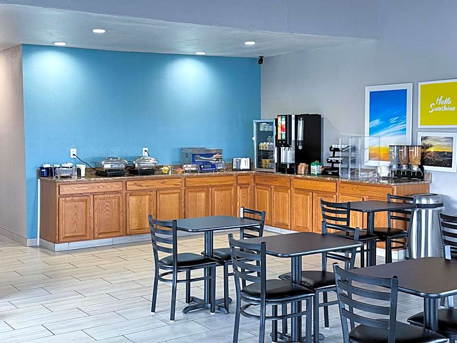 Days Inn & Suites by Wyndham Santa Rosa