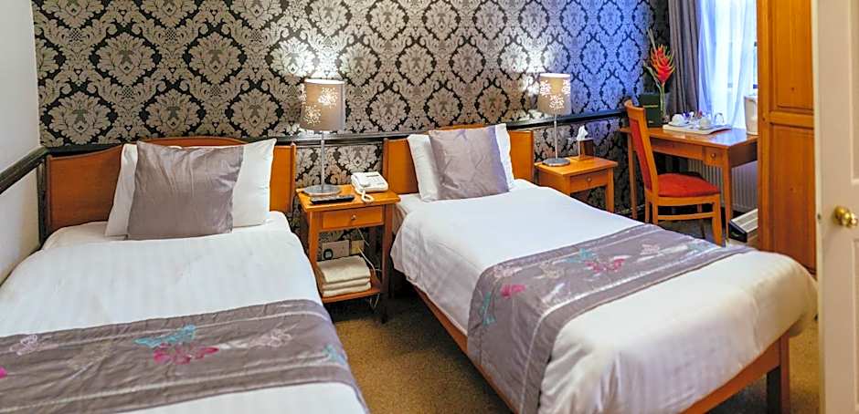 Pymgate Lodge Airport Hotel