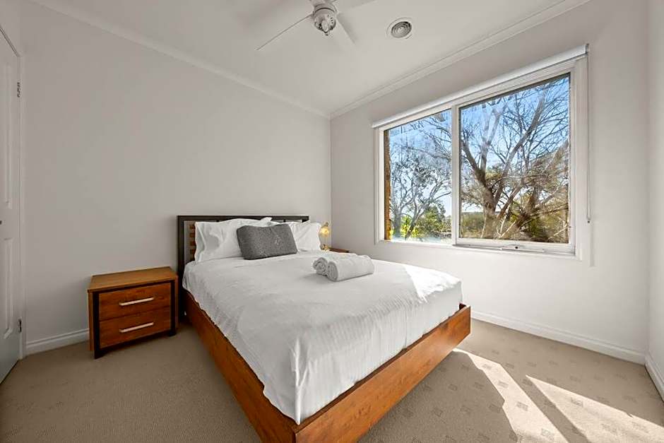 Doncaster East Home walking to shops restaurants