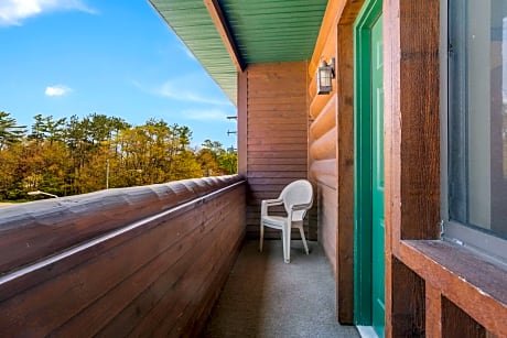 1 King Bed and 1 Double Bed 2- Bedroom Suite Balcony Non-Smoking