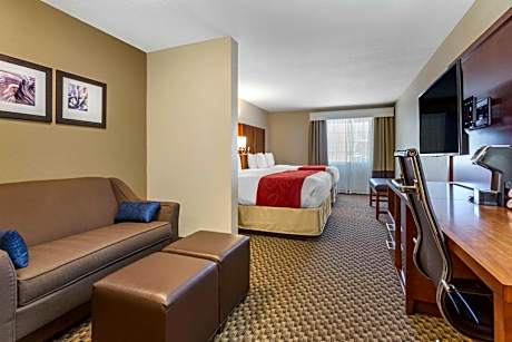 Queen Suite with Two Queen Beds and Sofa - Non-Smoking