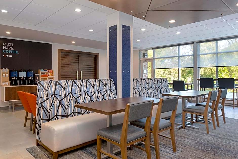 Holiday Inn Express & Suites Alton St Louis Area By IHG