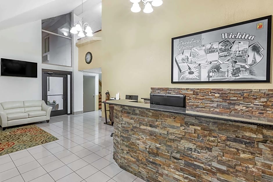 Super 8 by Wyndham Wichita Airport West Kellogg