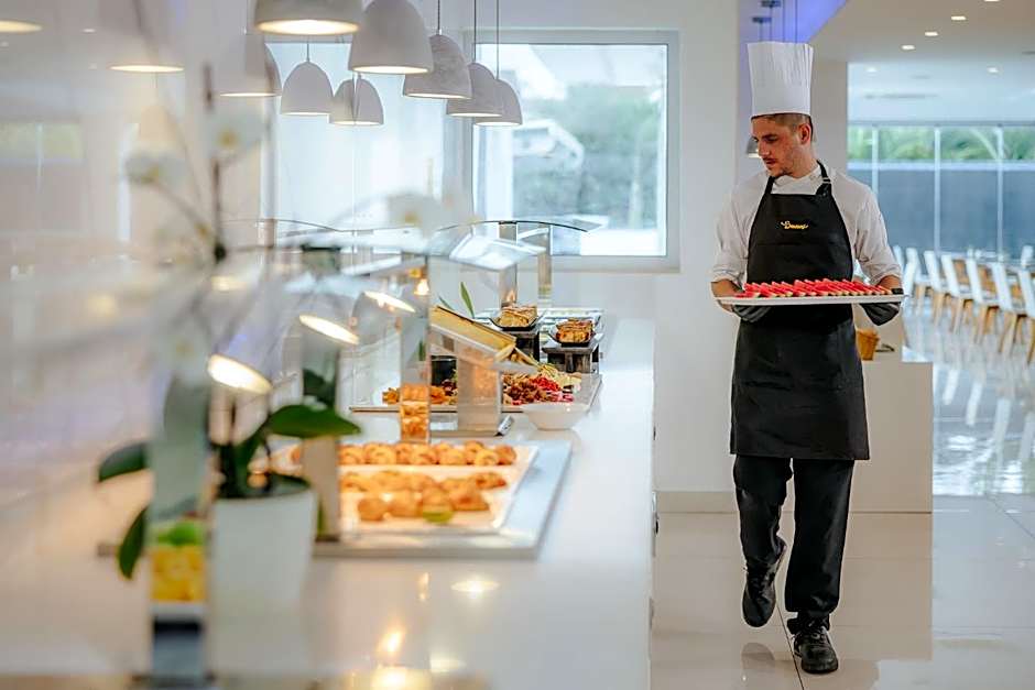 Seasons Hotel (Adults Only)