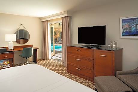 Guest room, 1 King, Pool view, Ground floor, Pool access
