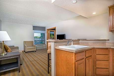Apartment with One King Bed and Mobility/Hearing Access and Tub with  Grab Bars, No-smoking