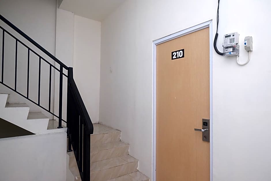 Urbanview Hotel AVA Semarang near Akademi Kepolisian Semarang by RedDoorz