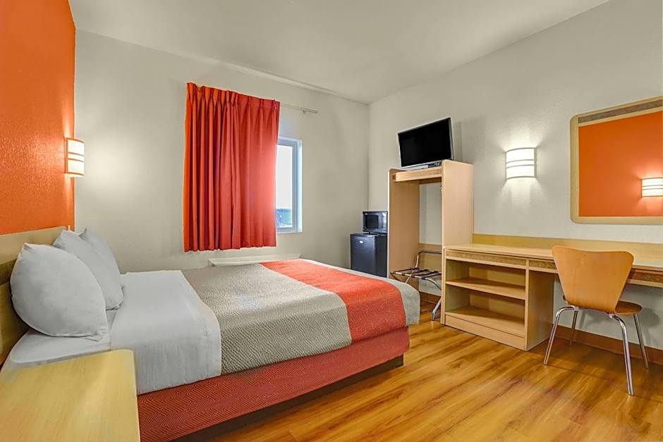 Howard Johnson by Wyndham Lemoore