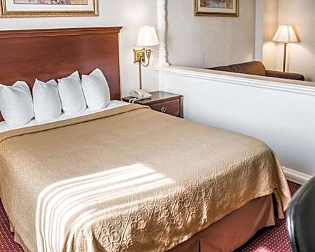 Queen Suite - Non-Smoking