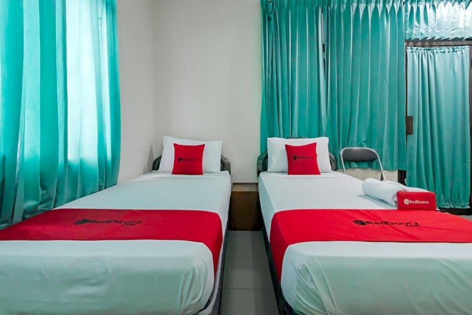 RedDoorz @ Achino Hotel Bandung