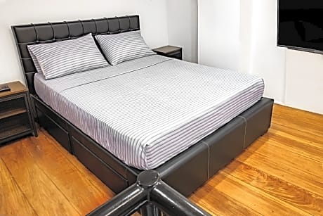 1 Queen Bed Loft Apartment Style Suite Non-Smoking