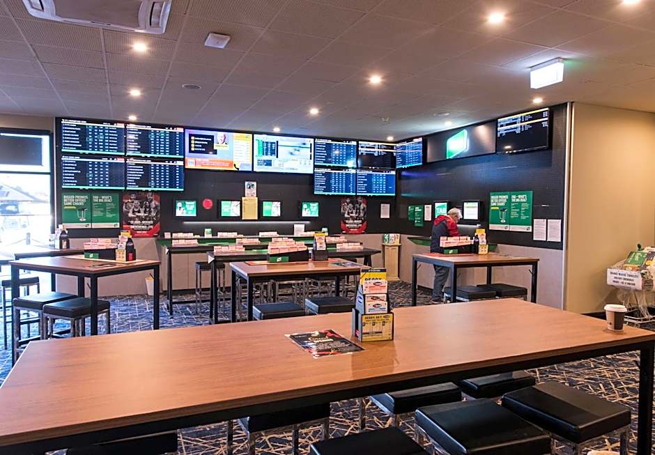 Nightcap at Hendon Hotel