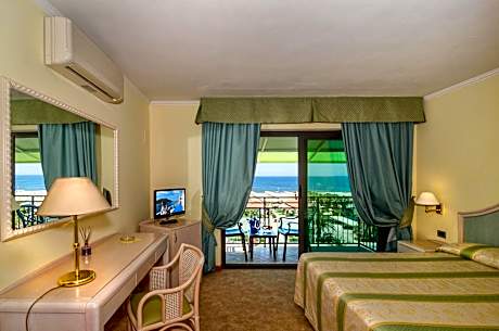 Quadruple Room with Balcony and Lateral Sea View