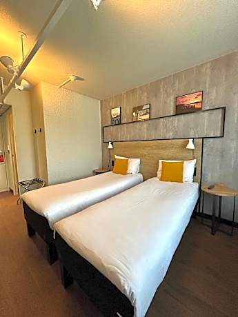 Room with twin beds equipped with the new beddi ng