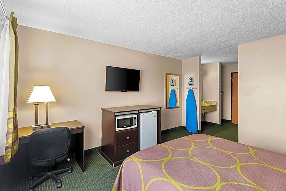 Super 8 by Wyndham Jefferson