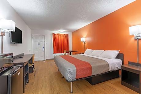 King Room with Tub and Kitchen - Mobility Accessible/Non-Smoking
