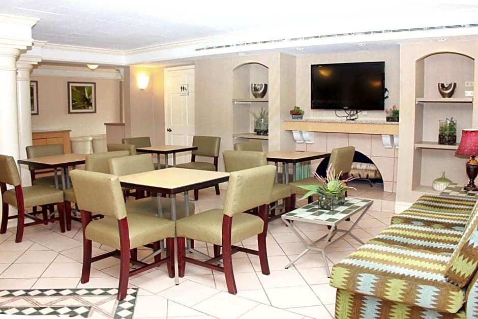 La Quinta Inn & Suites by Wyndham New Orleans West Bank