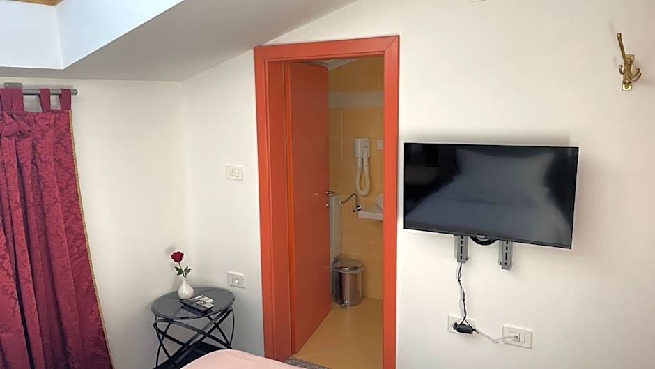 MADONCA ROOMS & RESTAURANT