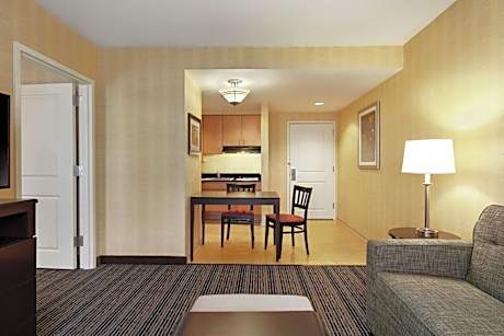 King Suite with Accessible Tub - Mobility and Hearing Access/Non-Smoking