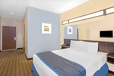 Queen Suite with Roll-In Shower - Mobility/Hearing Accessible/Non-Smoking